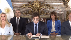 Javier Milei habló al país rodeado por sus ministros. Javier Milei habló al país rodeado por sus ministros.