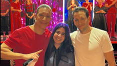 El reencuentro de Nico con su doble y su fanática este jueves en el Lola. El reencuentro de Nico con su doble y su fanática este jueves en el Lola.