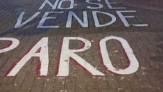 Las pintadas que hicieron los detenidos en la Plaza 25 de Mayo de Rosario. Las pintadas que hicieron los detenidos en la Plaza 25 de Mayo de Rosario.