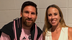 La esposa de Kei Kamara se sacó una foto con Messi. La esposa de Kei Kamara se sacó una foto con Messi.