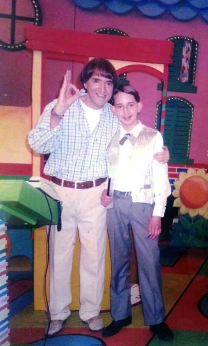 Carlitos Balá junto a un joven 