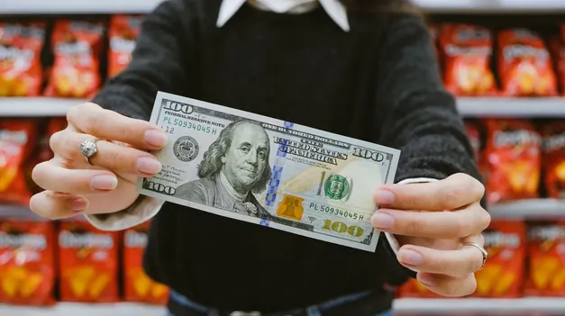 Qué pasará con la inflación y el dólar en 2026 y 2027: la opinión de los analistas