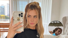 Recostada en la arena marcó tendencia con su traje de baño. Recostada en la arena marcó tendencia con su traje de baño.