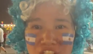 La mujer se alegró por el triunfo del equipo argentino frente a Polonia. La mujer se alegró por el triunfo del equipo argentino frente a Polonia.