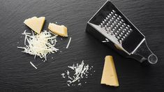 Cómo rallar queso cremoso y que no se pegue al rallador. Cómo rallar queso cremoso y que no se pegue al rallador.