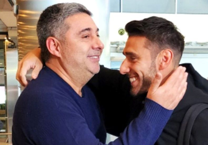 Angelici despide al Toto Salvio en Ezeiza.