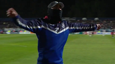 Uno de los hinchas de Independiente Rivadavia que invadió la cancha. Uno de los hinchas de Independiente Rivadavia que invadió la cancha.