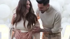 La pareja formó una familia ensamblada con los hijos de sus relaciones anteriores. La pareja formó una familia ensamblada con los hijos de sus relaciones anteriores.