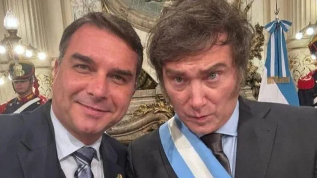 Javier Milei viajó a Brasil a dar su apoyo a la candidatura presidencial de Flávio Bolsonaro.