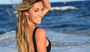 La modelo vistió un traje de baño en uno de sus tonos favoritos.