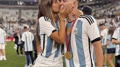 Mientras Julián Álvarez está teniendo una buena temporada en el Atlético de Madrid, Emilia Ferrero empezó a desarrollarse como modelo y creadora de contenido. Mientras Julián Álvarez está teniendo una buena temporada en el Atlético de Madrid, Emilia Ferrero empezó a desarrollarse como modelo y creadora de contenido.