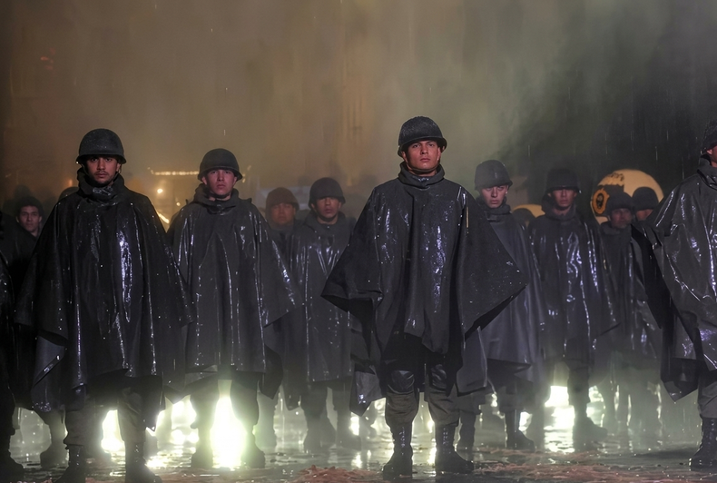 Escena dedicada a la guerra de Malvinas, en el desfile de cierre de los festejos del Bicentenario.