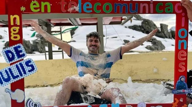 El flamante ingeniero festejó en medio de la nieve.