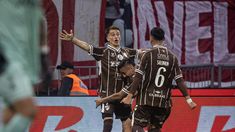 Mainero festeja con sus compañeros. Mainero festeja con sus compañeros.