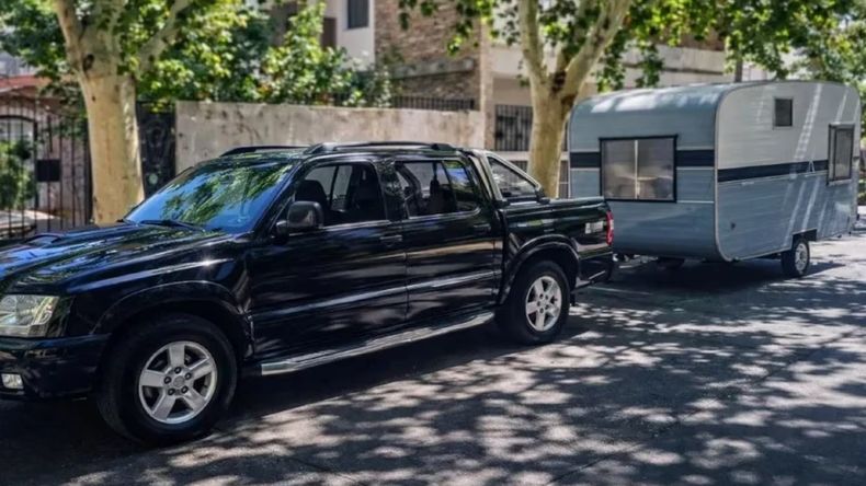 Tres delincuentes armados robaron la camioneta junto a la casilla aprovechando el momento en el que el conductor se había detenido para higienizarse.