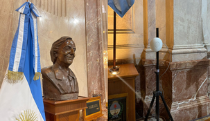 A la izquierda, el busto de Néstor Kirchner en el salón,. La imagen de la derecha refleja la ausencia de la figura.