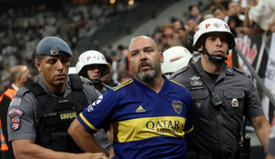 El momento en que se llevan preso al hincha xeneize.