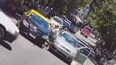 Un utomovilista apuñaló a un taxista en medio de una pelea. Un utomovilista apuñaló a un taxista en medio de una pelea.