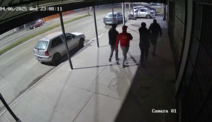 La secuencia en Av. Crovara, con los 4 delincuentes a punto de asaltar al policía.