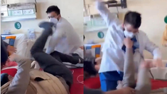 Impresionante agresión de un médico hacia un paciente en India. Impresionante agresión de un médico hacia un paciente en India.