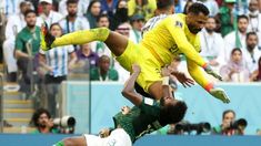 El momento del choque entre el arquero y el defensor. El momento del choque entre el arquero y el defensor.