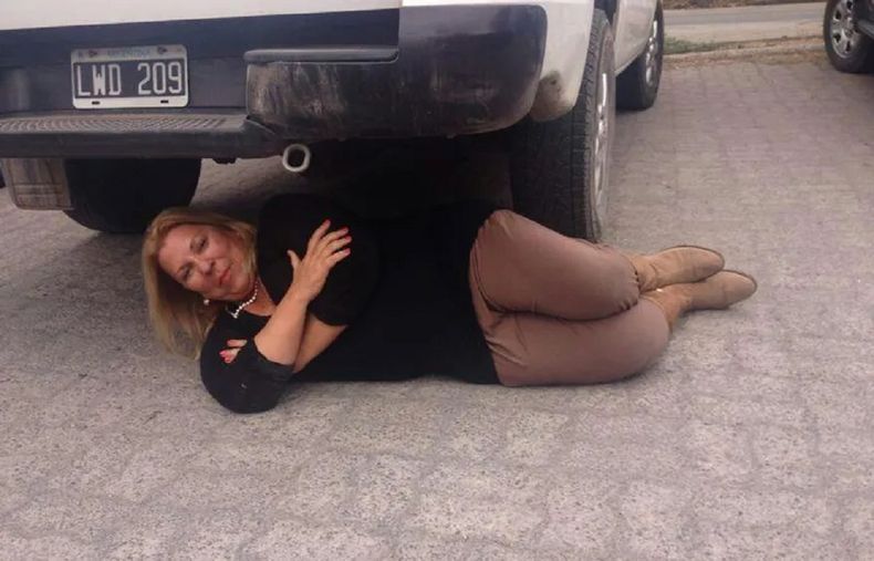 La primera foto meme de Carrió, debajo de un auto.