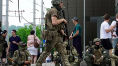 El mercenario ruso se sublevó a los mandos militares leales al Kremlin. El mercenario ruso se sublevó a los mandos militares leales al Kremlin.