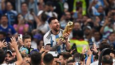 Messi con la Copa del Mundo. Messi con la Copa del Mundo.
