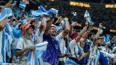 Algunos hinchas argentinos esperan la última tanda de entradas. Algunos hinchas argentinos esperan la última tanda de entradas.