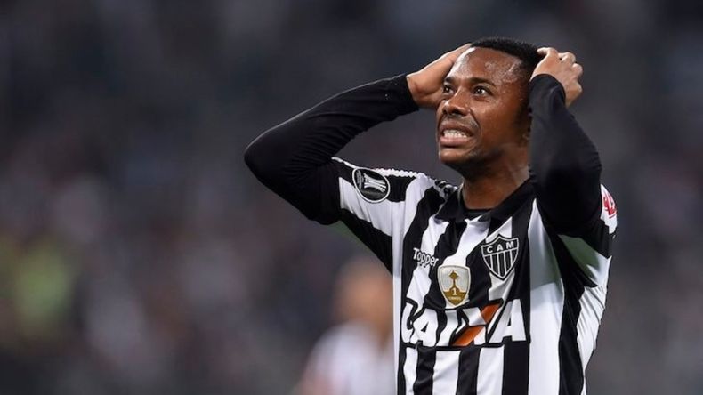 Robinho fue condenado a nueve años de prisión por violar a una joven albanesa en una discoteca en Milán.
