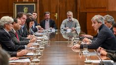 Luis Caputo se reunió con empresarios de las principales empresas de consumo masivo. Luis Caputo se reunió con empresarios de las principales empresas de consumo masivo.