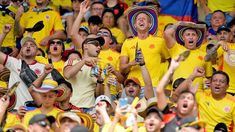 Los hinchas colombianos deplegaron una bandera que decía argentinos hijos de puta Los hinchas colombianos deplegaron una bandera que decía argentinos hijos de puta