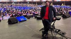 El abogado libertario subió con la camiseta de Español al escenario del Movistar Arena.