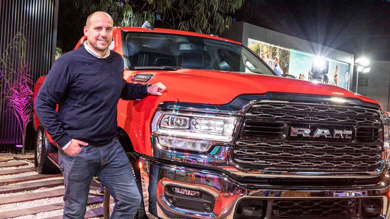 Pablo Garcia Leyenda, Director Comercial de RAM Argentina, junto a la 2500.