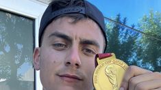 Paulo Dybala le entregó su medalla de campeón del mundo a Roma. Paulo Dybala le entregó su medalla de campeón del mundo a Roma.