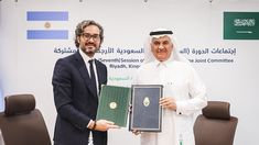 Cafiero junto al ministro de Asuntos Exteriores de Arabia Saudita tras el encuentro.