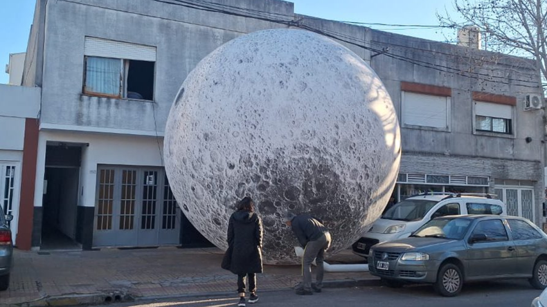 Impresionante inflable de la Luna sorprendió a los vecinos de La Plata.&nbsp;