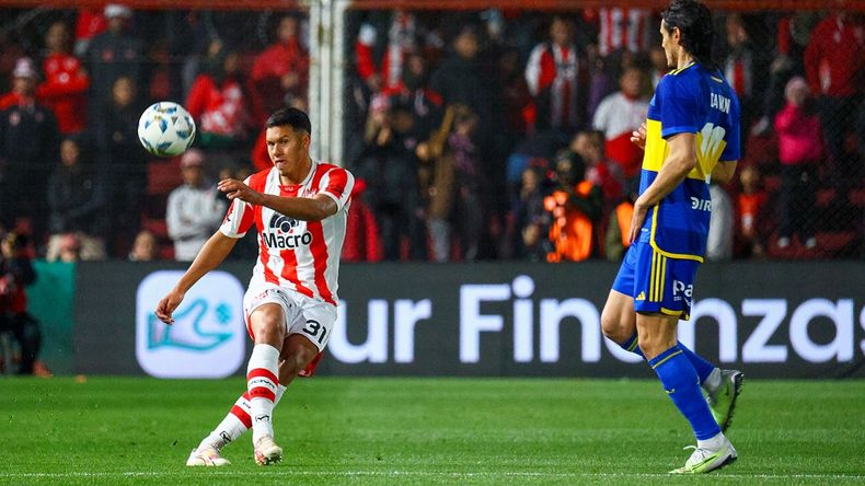 Gonzalo Requena, de Instituto, rechaza ante la mirada de Edinson Cavani.