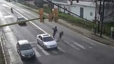 Un hombre atacó a un nene de 11 años que pedía dinero en un semáforo. Un hombre atacó a un nene de 11 años que pedía dinero en un semáforo.