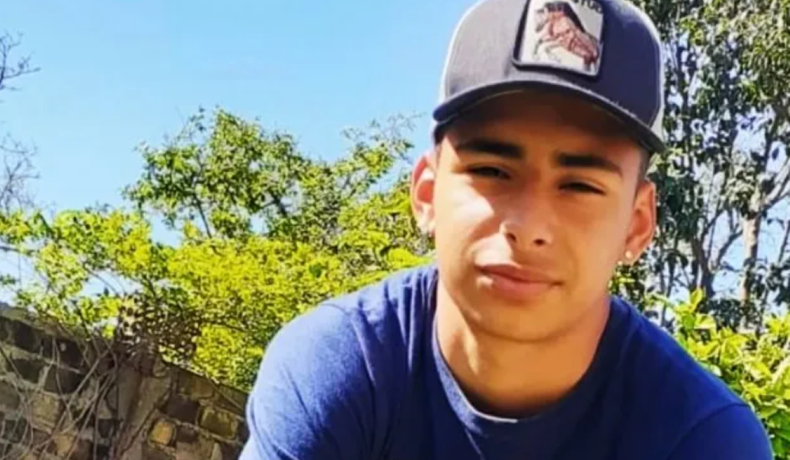 La agente está imputada por haber estado en el lugar y saber que sus colegas plantaron un arma de plástico