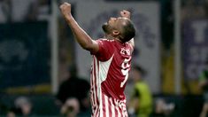 El marroquí El Kaabi festeja el título obtenido. El marroquí El Kaabi festeja el título obtenido.