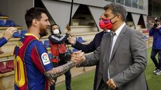 Viejos tiempos: la Pulga junto al presidente del club catalán. Viejos tiempos: la Pulga junto al presidente del club catalán.