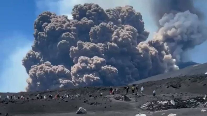 La nueva erupción del volcán Etna en Italia generó sorpresaa muchos turistas que estaban presentes