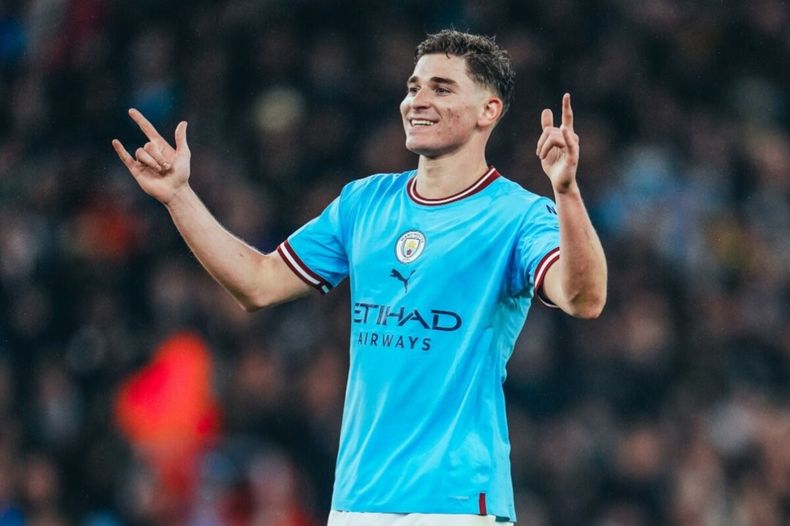 Julián Álvarez brilló en la victoria del City frente a Burnley.