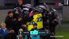 Los jugadores recibieron botellazos y proyectiles cuando se retiraban del campo. Los jugadores recibieron botellazos y proyectiles cuando se retiraban del campo.