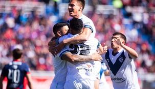 El abrazo de los jugadores de Vélez, el único líder del torneo.