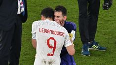 Tras el partido, Lewandwski y Messi intercambiaron unas palabras. Tras el partido, Lewandwski y Messi intercambiaron unas palabras.