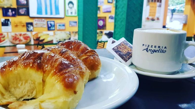 En el corazón de Villa Crespo, un barrio reconocido por su vibrante vida nocturna y su arraigada identidad cultural, se encuentra la Pizzería Angelito