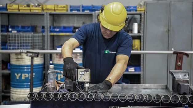 Sigue el desplome de la actividad: la industria cayó 16,6 interanual en abril y la construcción un 37,2.