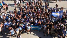 Los hinchas argentinos protagonizaron un banderazo en Australia Los hinchas argentinos protagonizaron un banderazo en Australia